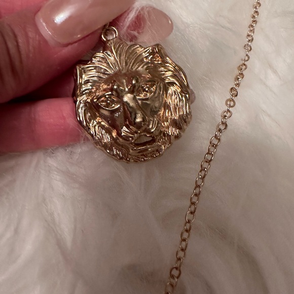 PrettyLittleThing Layered Lion Necklace - Picture 8 of 9